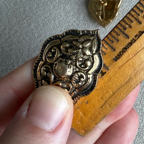 Vintage 80’s Accessocraft Gold Tone Clip-On Earrings – Ornate Shield Design - Picture 5 of 8